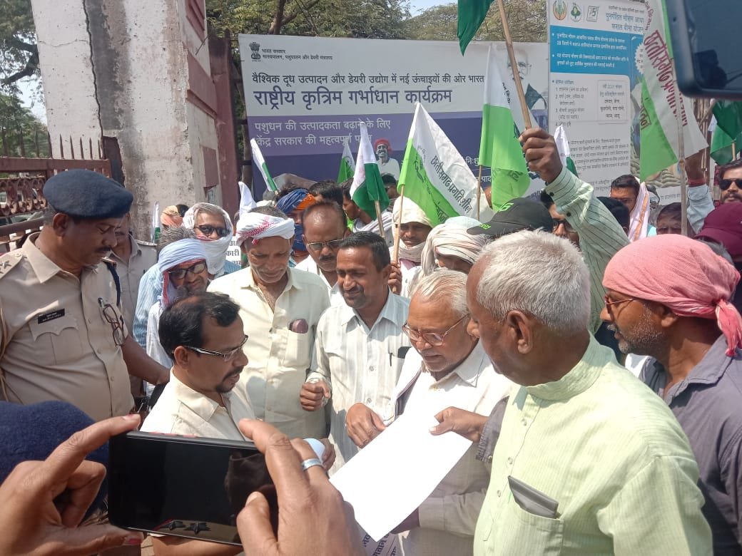 *कृषि उपजों के लिये न्यूनतम गारंटी मूल्य कानून बनाने का वायदा पूरे करने की मांग को लेकर मोदी सरकार के खिलाफ किसानों का प्रदर्शन*