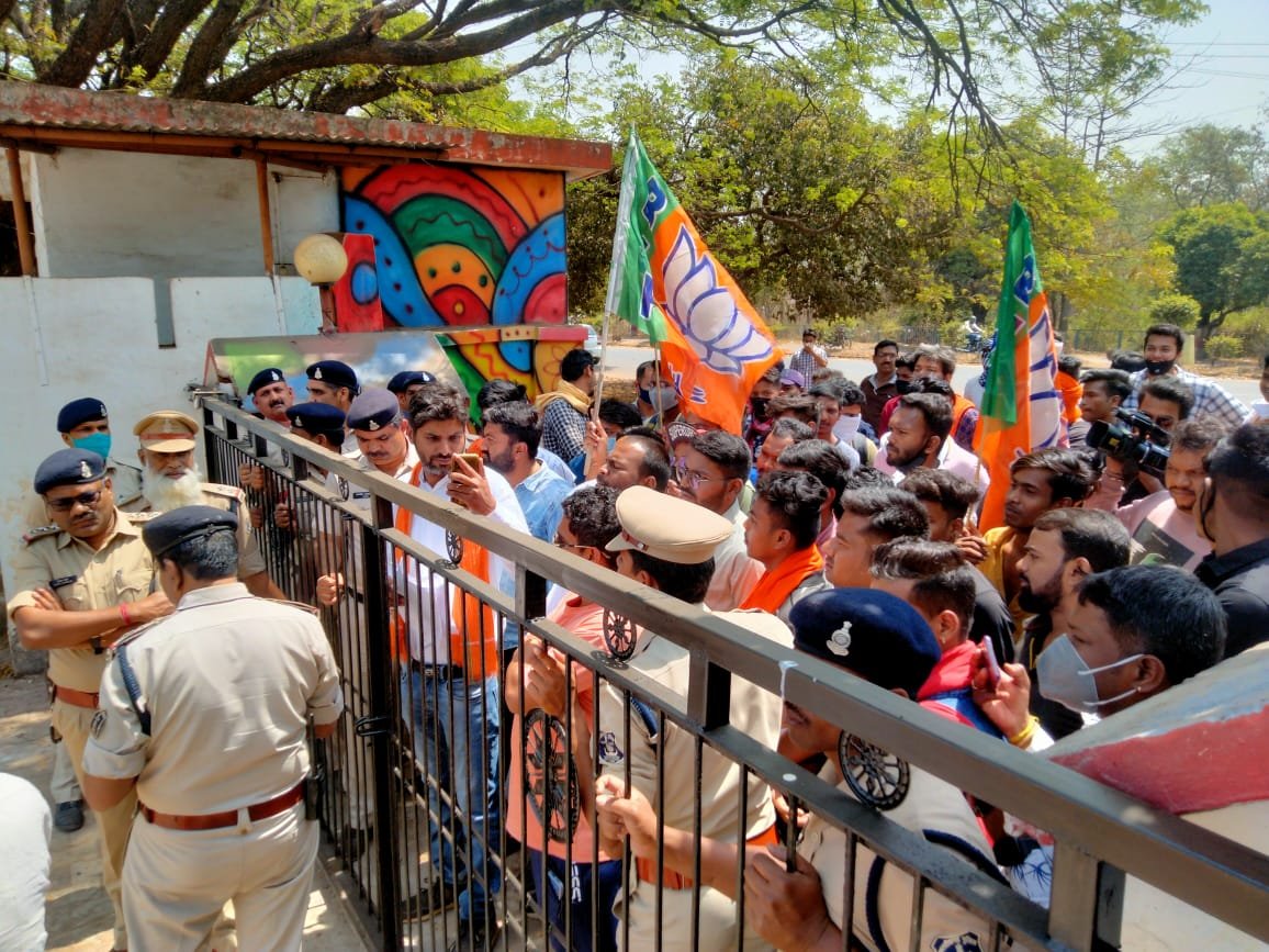 *जिले में लचर कानून व्यवस्था के खिलाफ भाजयुमो ने अतिरिक्त पुलिस अधीक्षक शहर कार्यालय का किया घेराव, चालानी कार्यवाही के साथ ट्रैफिक व्यवस्था भी दुरुस्त करें पुलिस* *जिले में लचर कानून व्यवस्था के खिलाफ भाजयुमो ने अतिरिक्त पुलिस अधीक्षक शहर कार्यालय का किया घेराव, चालानी कार्यवाही के साथ ट्रैफिक व्यवस्था भी दुरुस्त करें पुलिस*