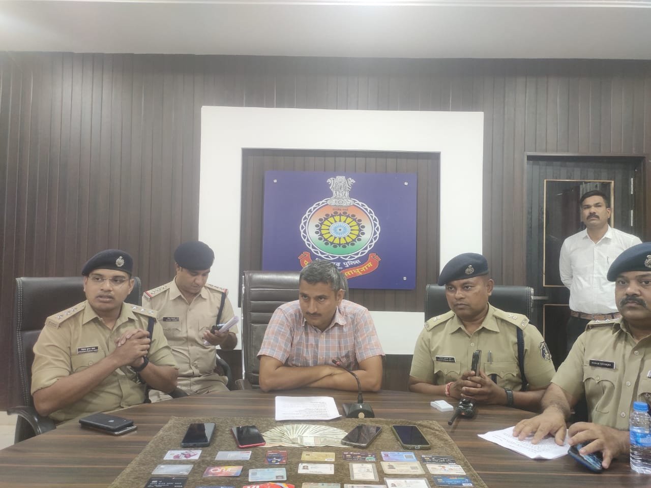 *ग्रुप इंश्योरेंस को माध्यम बनाकर भिलाई के बुजुर्ग से 16 लाख की ठगी का गिरोह पकड़ाया, साइबर सेल व मोहन नगर पुलिस ने किराएदार बनकर दिल्ली से चार आरोपियों को किया गिरफ्तार, निजी कंपनियों से प्राप्त डांटा से करते थे ठगी, सीनियर सिटीजन थे टारगेट*
