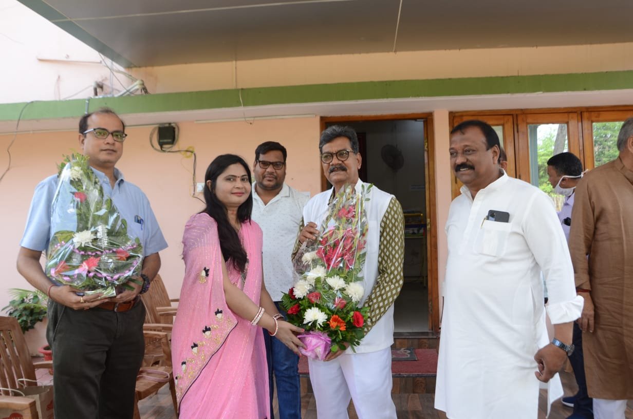 *छत्तीसगढ़ विधान सभा अध्यक्ष द्वारा पूजा अग्रवाल की किताब  "वीरा " का विमोचन*