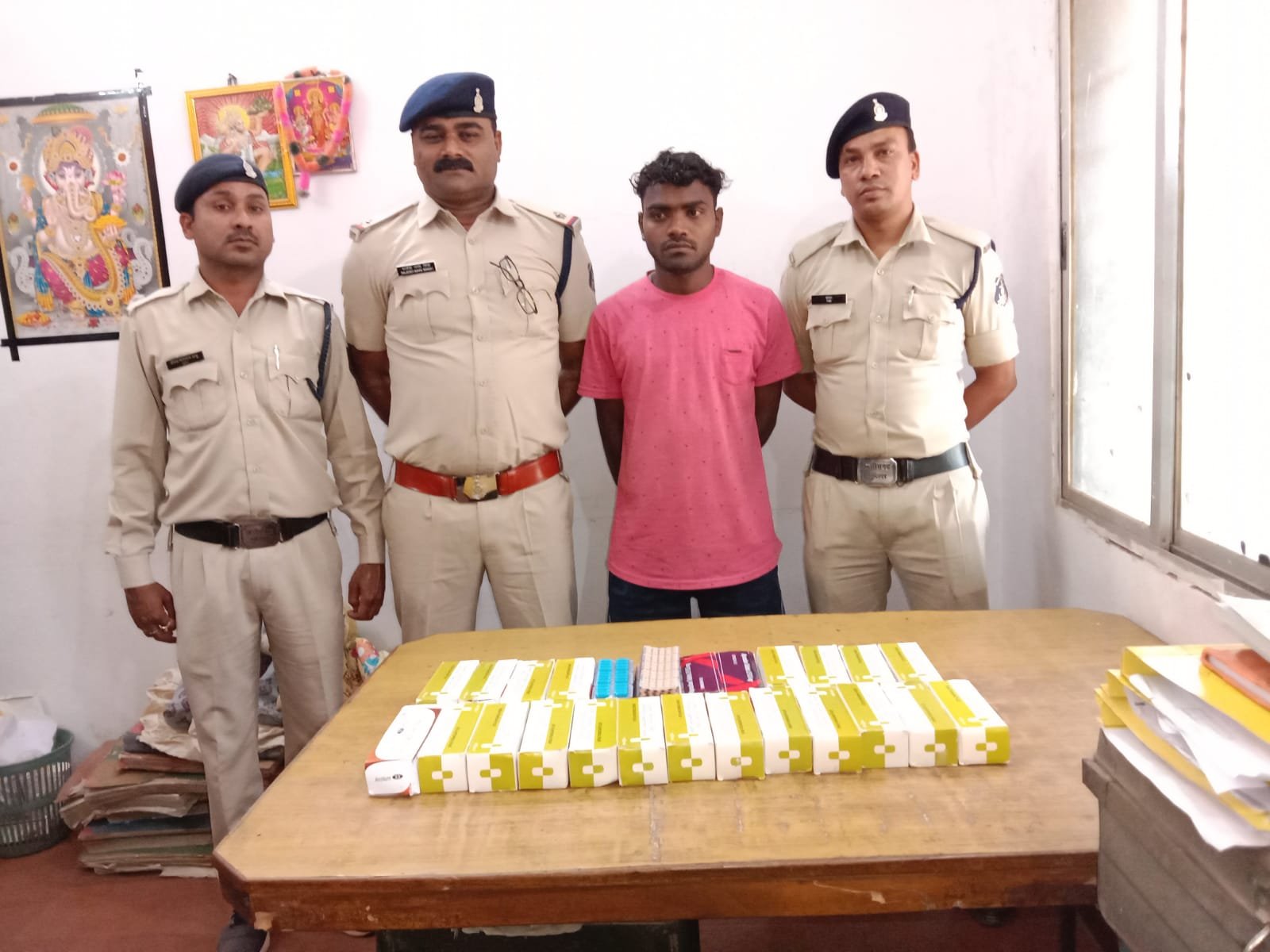 *5 हजार नशीली टेबलेट एवं कैप्सूल के साथ पकड़ा गया आरोपी खुर्सीपार से लाकर नेवई क्षेत्र में करता था बिक्री* *5 हजार नशीली टेबलेट एवं कैप्सूल के साथ पकड़ा गया आरोपी खुर्सीपार से लाकर नेवई क्षेत्र में करता था बिक्री*