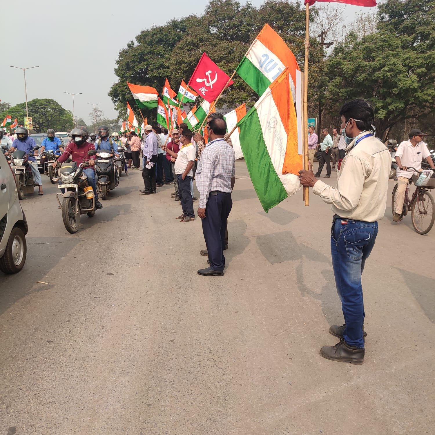 *हड़ताल को सफल बनाने संयुक्त ट्रेड यूनियन ने प्रदर्शन कर किया पर्चा वितरण, प्रबंधन ने हड़ताल को अवैध किया घोषित, कर्मियों के खिलाफ अनुशासनहीनता की कार्रवाई की दी चेतावनी* *हड़ताल को सफल बनाने संयुक्त ट्रेड यूनियन ने प्रदर्शन कर किया पर्चा वितरण, प्रबंधन ने हड़ताल को अवैध किया घोषित, कर्मियों के खिलाफ अनुशासनहीनता की कार्रवाई की दी चेतावनी*
