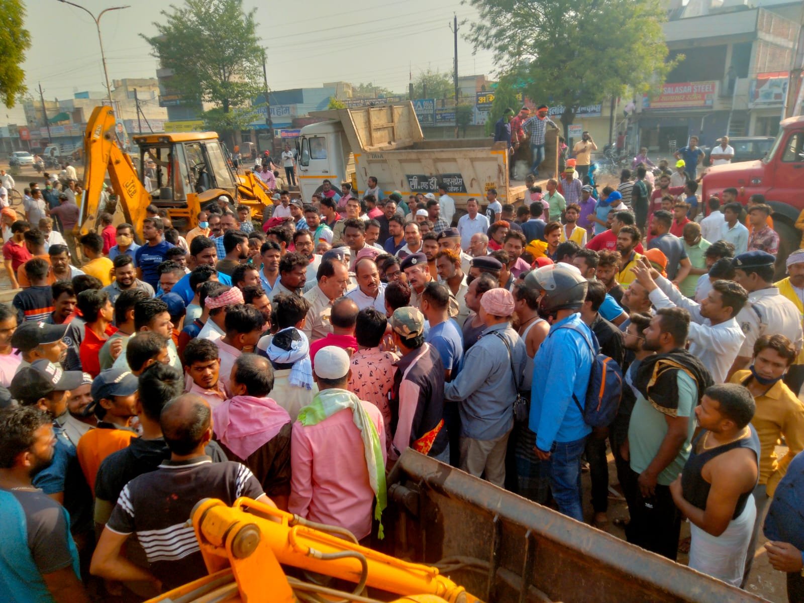 *घड़ी चौक से गदा चौक तक संडे मार्केट के अवैध व्यवसायियों पर चला निगम का जेसीबी, बेदखली की कार्रवाई सुबह 4:00 बजे की गई शुरु, 1 किलोमीटर की सड़क अतिक्रमणकारी व्यवसायियों से मुक्त