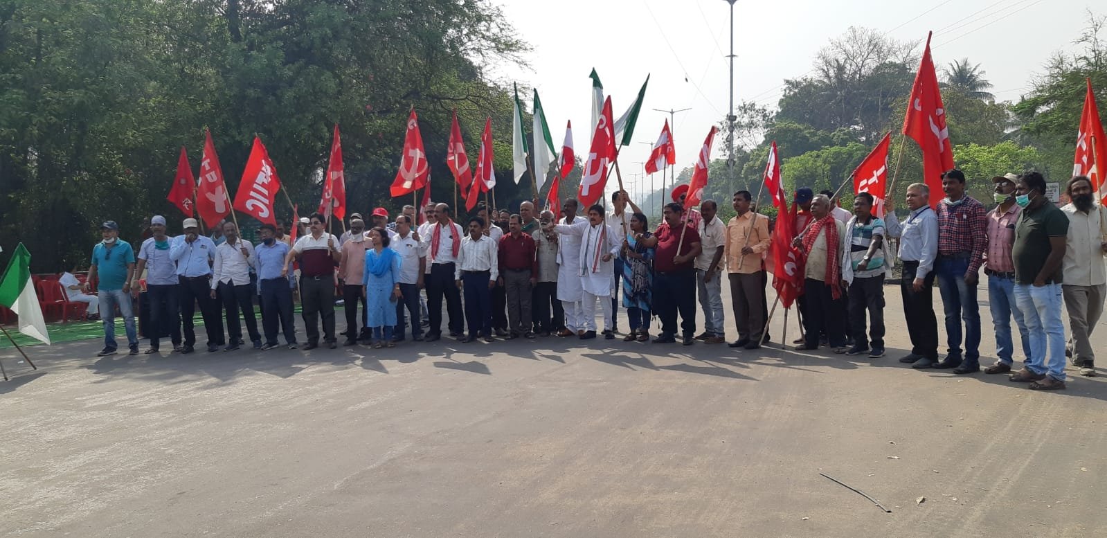 *देशव्यापी हड़ताल के समर्थन में संयुक्त ट्रेड यूनियन ने किया प्रदर्शन, कल भी जुटेंगे इक्विपमेंट चौक पर, हड़ताल को बीएसपी कर्मियों का नहीं मिला समर्थन, प्लांट में 95.5% कर्मियों की उपस्थिति रही*