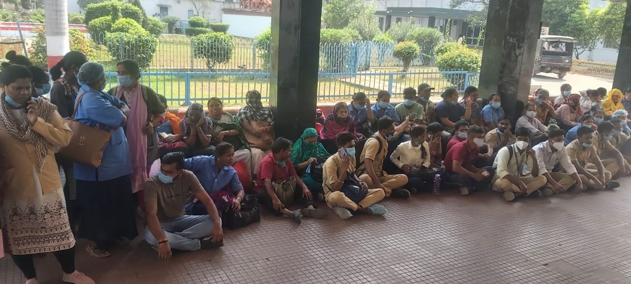 *सेक्टर 9 अस्पताल के स्वच्छता एवं अटेंडेंट ठेका श्रमिकों बैठे धरने पर, ठेकेदार पर नगद रुपए उगाई का लगाया आरोप, देखें वीडियो*