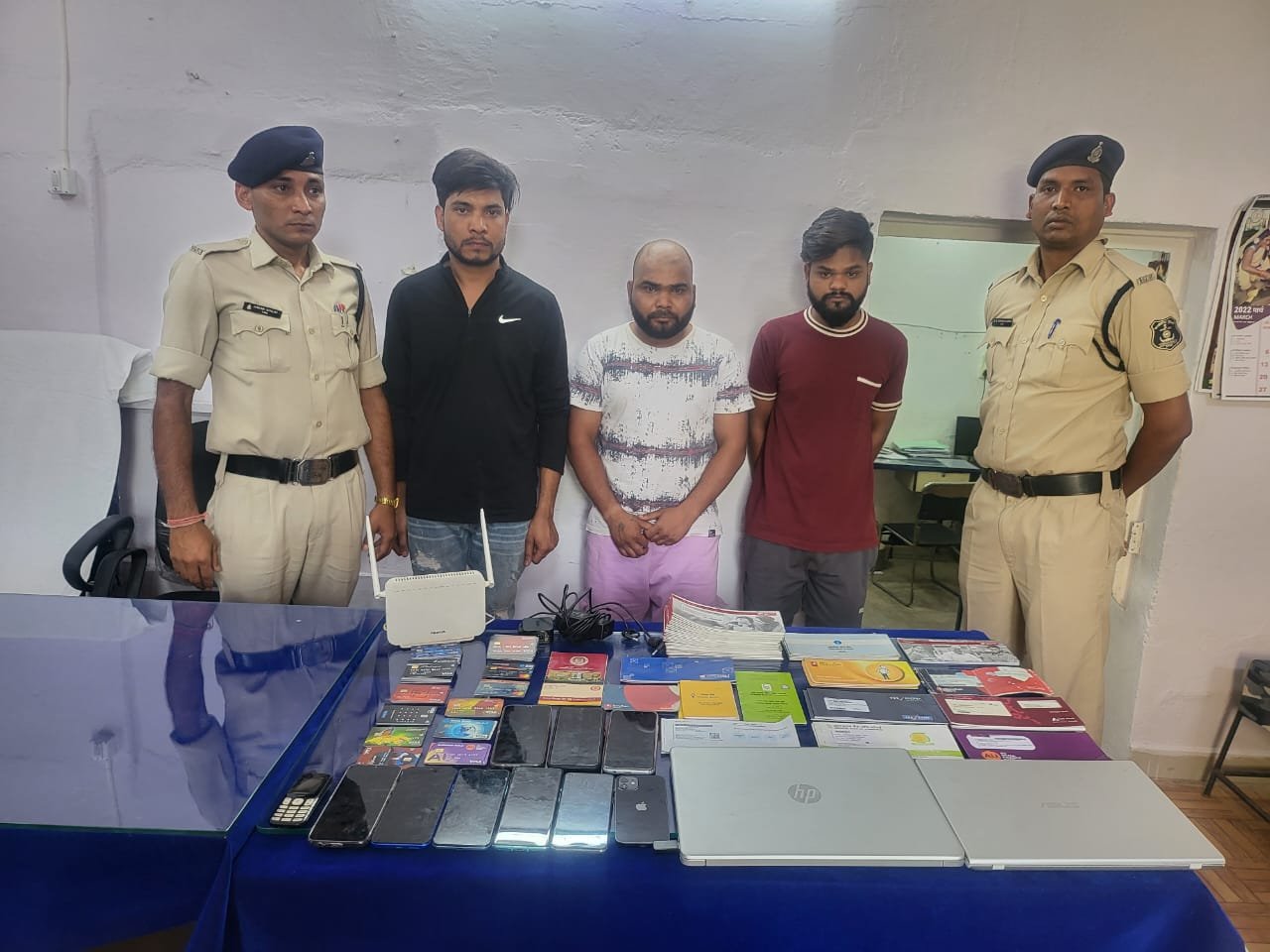 *लेजर बुक आनलाईन आईडी से सट्टे का कारोबार , आरोपियों के खातों से 10 लाख  फ्रीज, 03  गिरफ्तार , क्रिकेट मैचो हार्स रेसिंग , ग्रे हाउण्ड रेसिंग , कव्डडी खेलो में आनलाईन लगा लगभग 25 लाख दाव, 61 डेबिट कार्ड उन 40 चेक बुक जप्त*