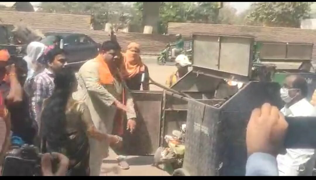 *निगम प्रशासन के पक्षपात पूर्ण रवैया से परेशान पार्षद ने निगम मुख्यालय के समक्ष डाला कचरा, जमकर की नारेबाजी, व्यवस्था में सुधार नहीं होने पर शीघ्र आंदोलन की दी चेतावनी*