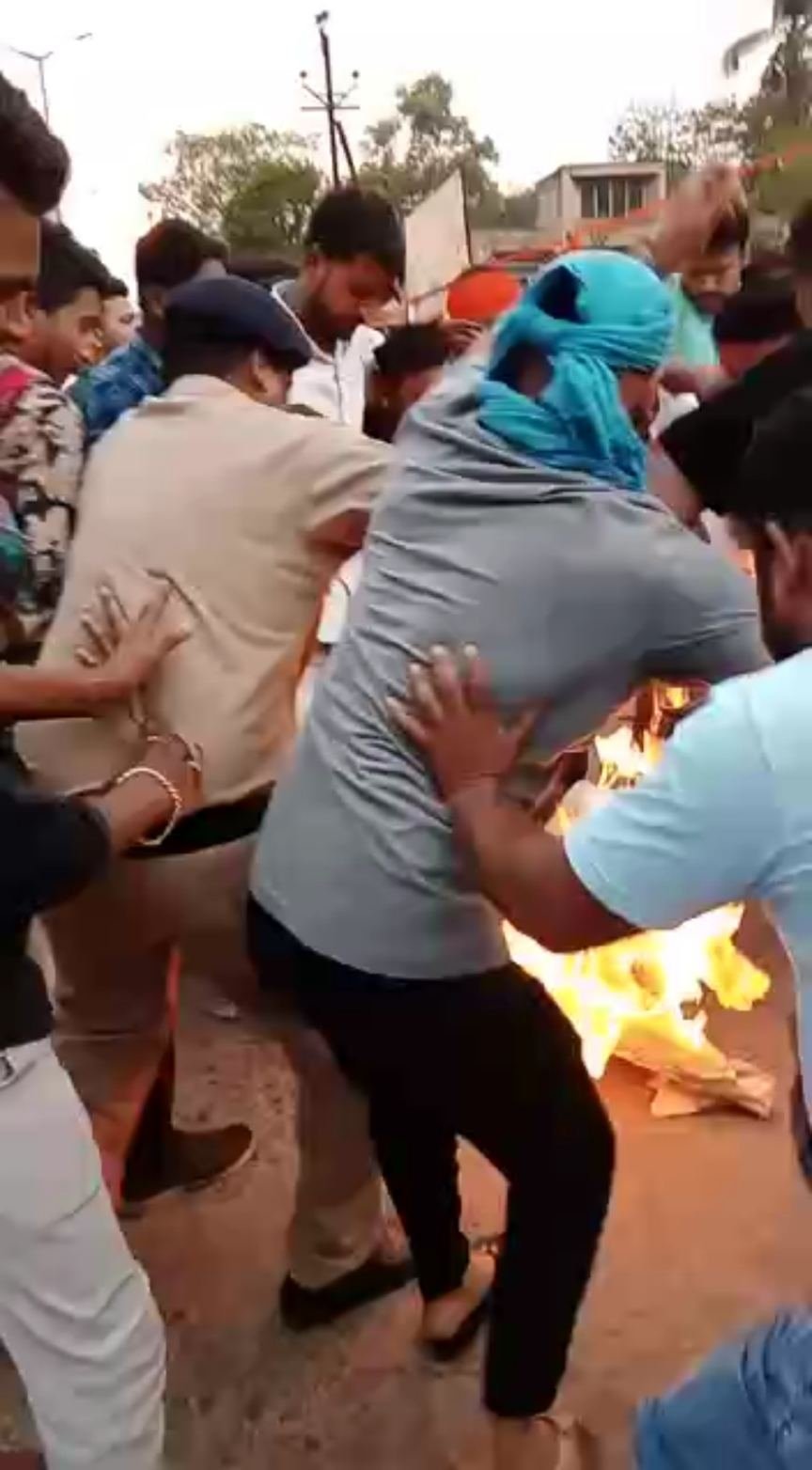 भारतीय जनता युवा मोर्चा कैंप मंडल ने पुलिस से हुई झूमा झटके के बाद मुख्यमंत्री का किया पुतला दहन भारतीय जनता युवा मोर्चा कैंप मंडल ने पुलिस से हुई झूमा झटके के बाद मुख्यमंत्री का किया पुतला दहन