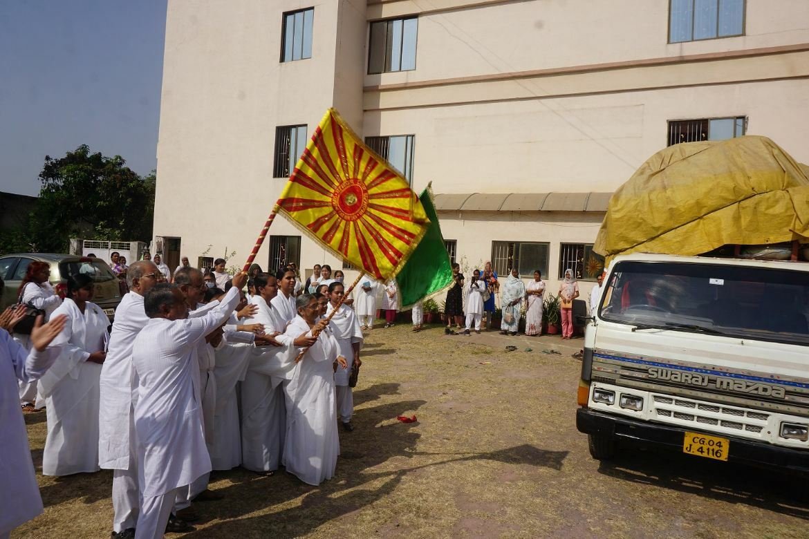 सूर्य नगर बस्ती प्रभावितों के बीच पहुंचे ब्रह्माकुमारी संस्था,10 मिनट तक किया राजयोग, वितरित की दैनिक जीवन की उपयोगी वस्तुएं