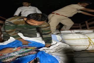 बंटने से पहले 2667 साडि़यां जब्त, भाजपा ने मचाया हंगामा, पुलिस ने ग्रामीणों एवं गाड़ी मालिक के खिलाफ किया अपराध पंजीबद्ध,