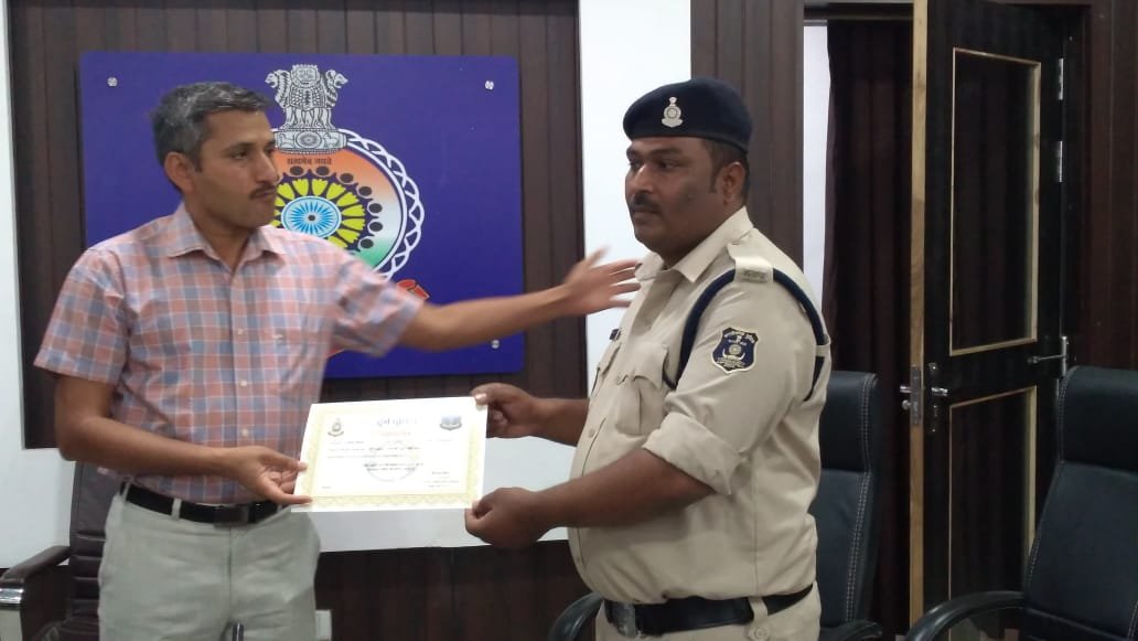 *महमरा घाट में डूब रही युवती को डायल 112 के जवान ने बचाया, एसएसपी ने दिया जवान को प्रशंसा पत्र*