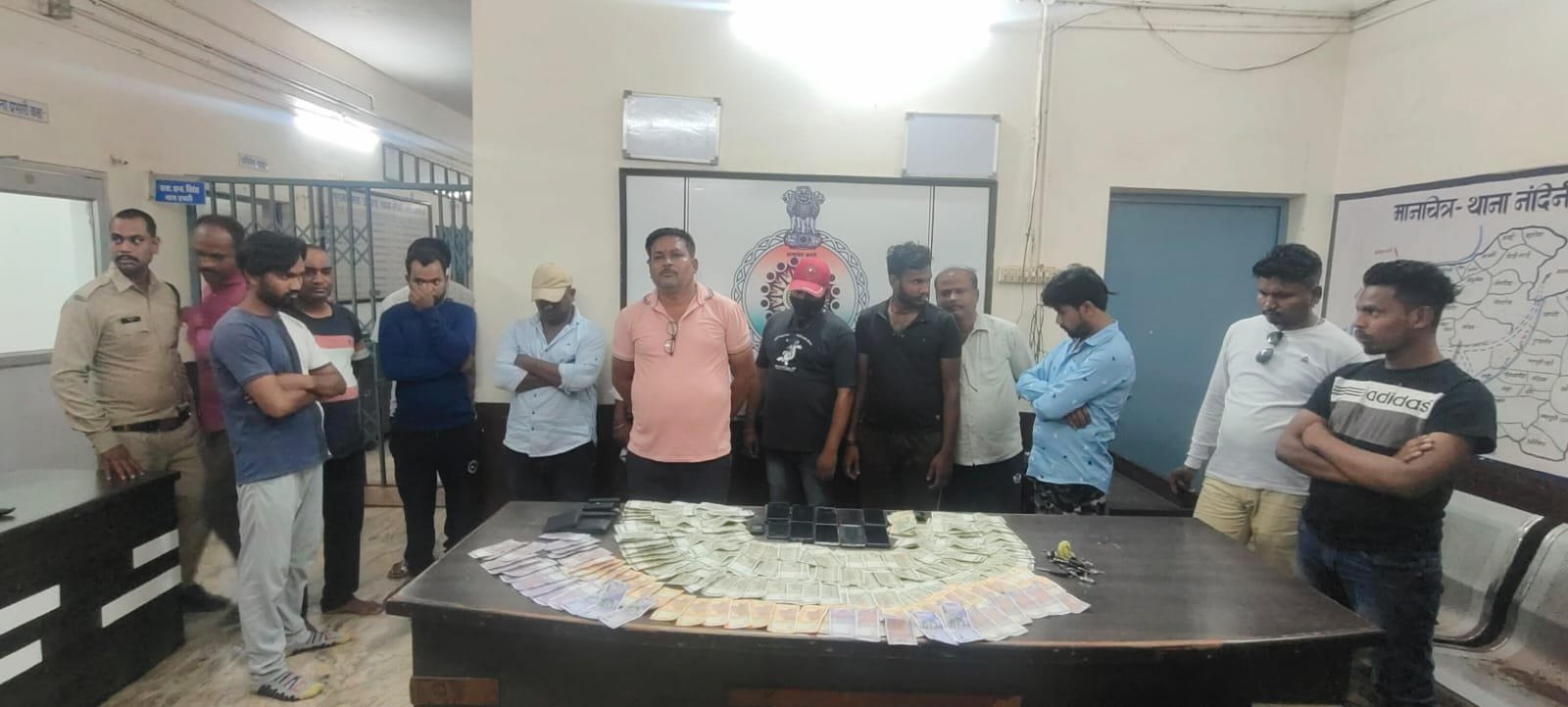 *घर को अड्डा बना कर जुआ खेल रहे 13 आरोपियों को नंदनी पुलिस ने किया गिरफ्तार एक चार पहिया वाहन 3 दोपहिया वाहन 12 मोबाइल हैंडसेट 76 हजार जप्त*