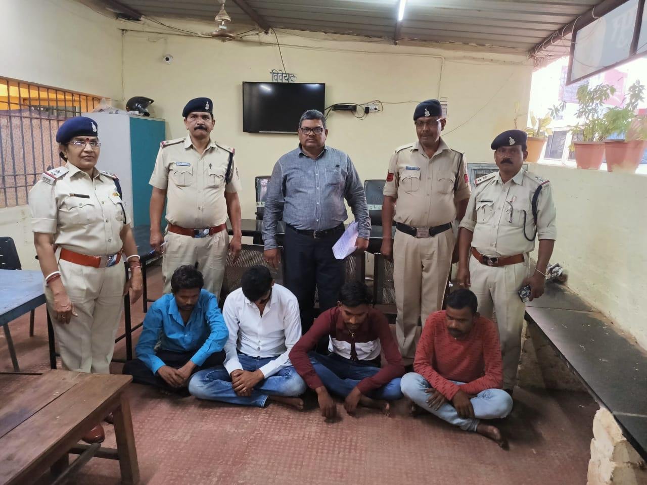 सार्वजनिक स्थल पर सट्टा पट्टी लिख रहे 4 को पकड़ा पद्मनाभपुर पुलिस ने, 12 हजार नकद जप्त
