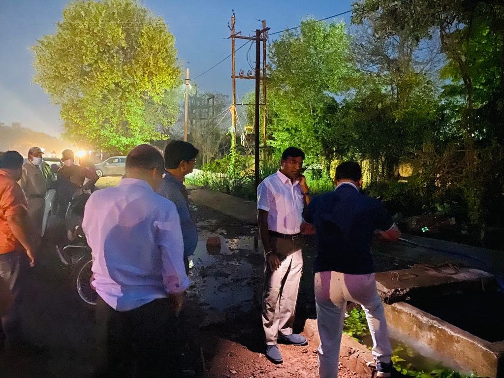 एयर वाल्व फटने से जलापूर्ति प्रभावित भिलाई निगम के 5 क्षेत्रों में गुरुवार की सुबह नहीं होगा जल प्रदाय, महापौर ने वैकल्पिक व्यवस्था करने के दिए निर्देश, एयर वाल्व फटने से जलापूर्ति प्रभावित भिलाई निगम के 5 क्षेत्रों में गुरुवार की सुबह नहीं होगा जल प्रदाय, महापौर ने वैकल्पिक व्यवस्था करने के दिए निर्देश,