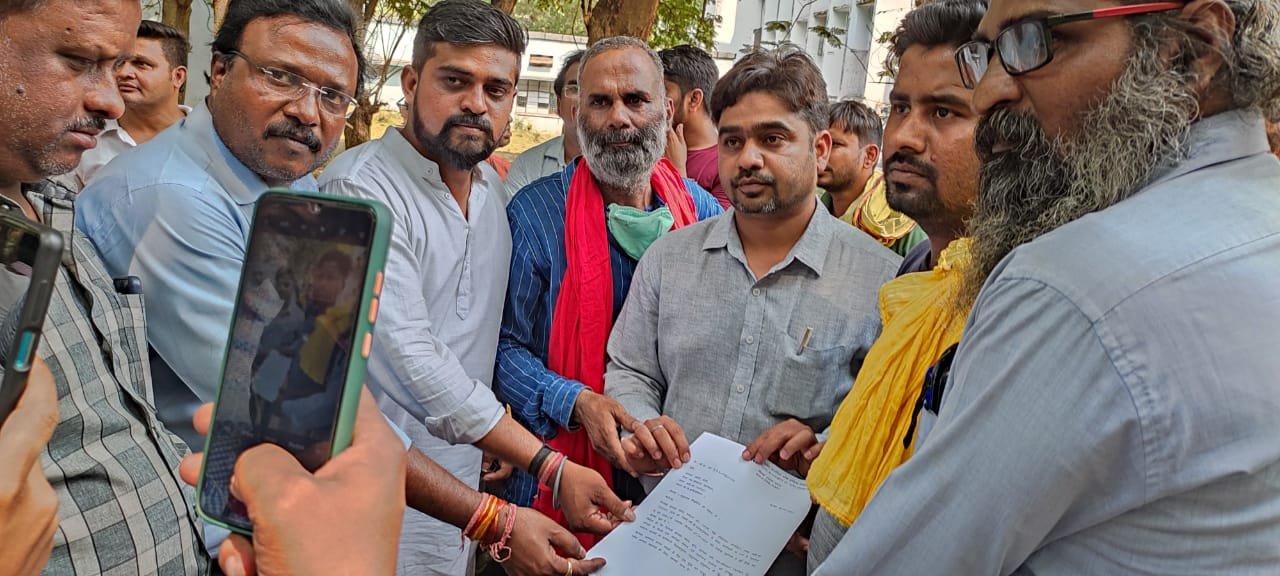 ठेका श्रमिक की सड़क हादसे में मौत, परिजनों की मांग पर संयंत्र प्रबंधन ने दिया अनुकंपा नियुक्ति पत्र, ठेकेदार से नहीं ली मुआवजा राशि ठेका श्रमिक की सड़क हादसे में मौत, परिजनों की मांग पर संयंत्र प्रबंधन ने दिया अनुकंपा नियुक्ति पत्र, ठेकेदार से नहीं ली मुआवजा राशि
