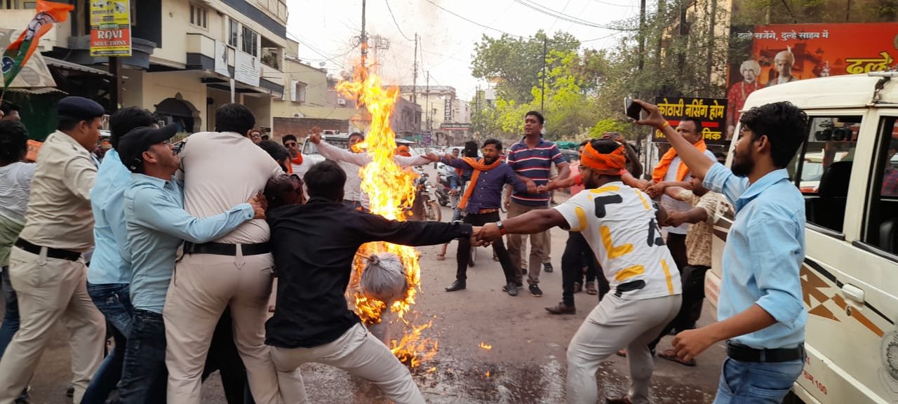 केंद्रीय राज्य मंत्री के खिलाफ अनर्गल बयानबाजी करने पर भाजयुमो दुर्ग ने फूंका मुख्यमंत्री  का पुतला