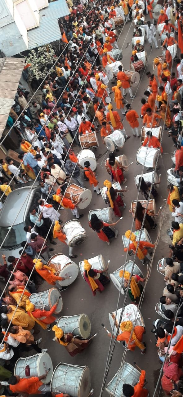 महाराष्ट्र से दुर्ग जिले में पहेली बार आये महिला पुरुष ढोलताशा पथक ग्रुप ने जिले में मचाई धूम, पालकी में बैठकर माता जी ने किया नगर भ्रमण महाराष्ट्र से दुर्ग जिले में पहेली बार आये महिला पुरुष ढोलताशा पथक ग्रुप ने जिले में मचाई धूम, पालकी में बैठकर माता जी ने किया नगर भ्रमण