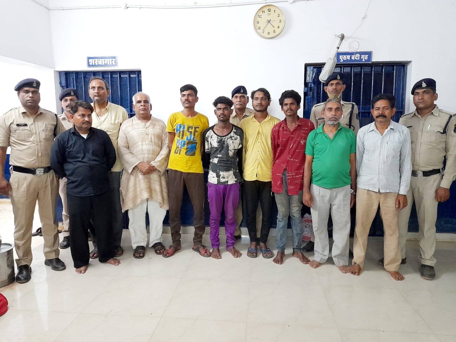वन मंडल का 40 साल पुराना 21 क्विंटल दस्तावेज 20 दिनों में किया चोरी, 2 चौकीदार, 3 रद्दी खरीदार सहित नौ आरोपी गिरफ्तार, 60 हज़ार में बेचे थे दस्तावेज
