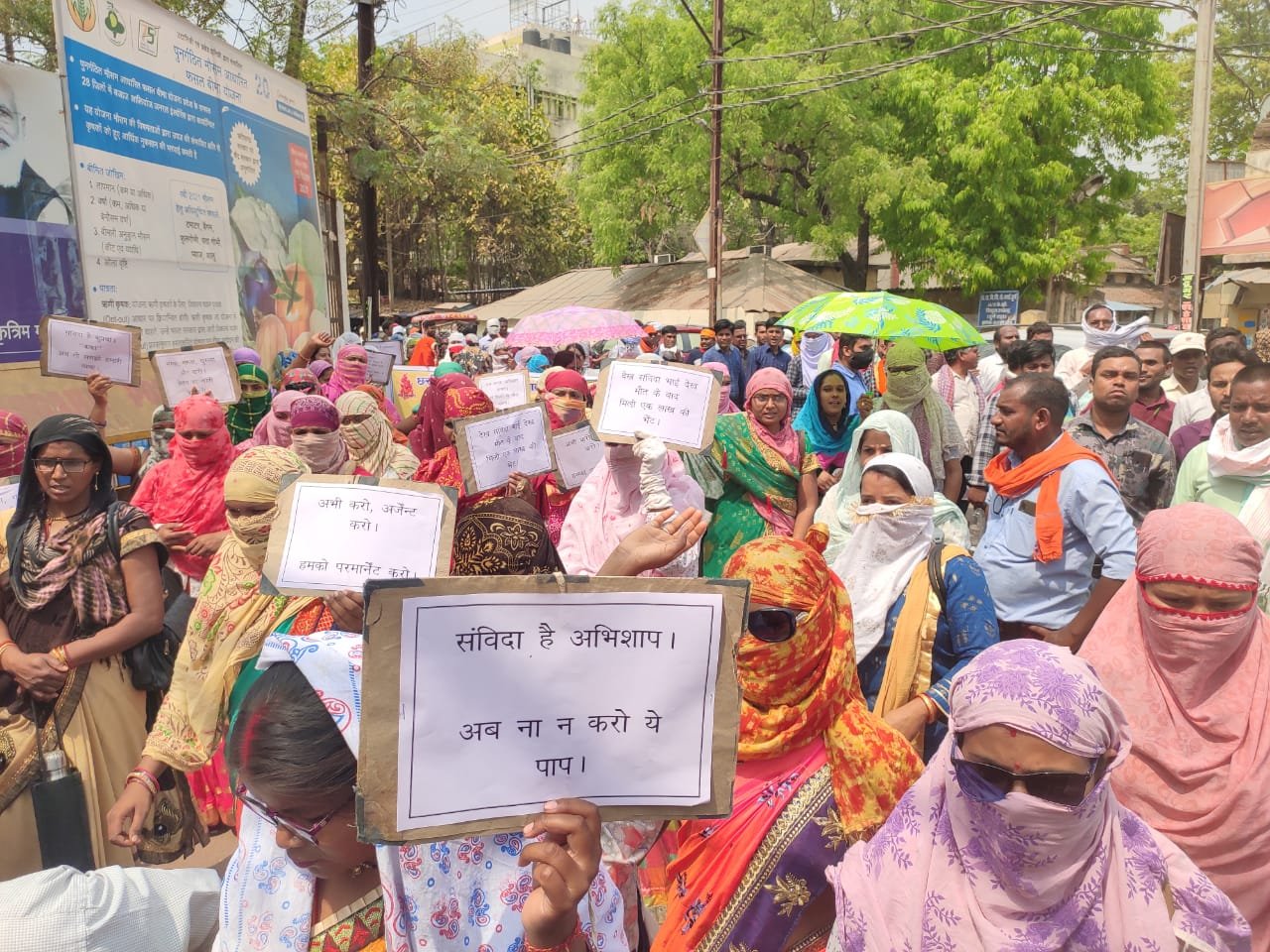 छत्तीसगढ़ मनरेगा कर्मचारी संघ ने अनिश्चितकालीन हड़ताल एवं आंदोलन के नौवें दिन निकाली रैली, मांगो का ज्ञापन सौंपा कलेक्टर को
