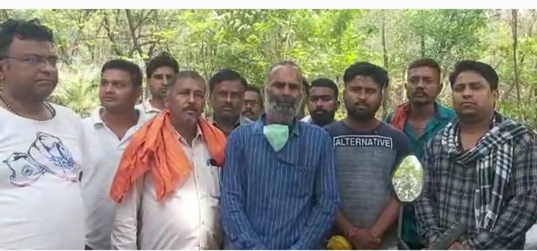 ठेका श्रमिक के शव को परिजनों ने लेने से किया इनकार, शवगृह के समक्ष बैठे धरने पर, अनुकंपा नियुक्ति संबंधित पत्र देने की रखी मांग ठेका श्रमिक के शव को परिजनों ने लेने से किया इनकार, शवगृह के समक्ष बैठे धरने पर, अनुकंपा नियुक्ति संबंधित पत्र देने की रखी मांग
