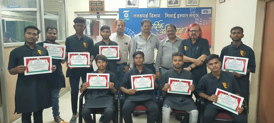 मेरा सेल, मेरा गौरव’ फिल्म निर्माण में योगदान देने वाले युवा कठपुतली कलाकार हुए सम्मानित मेरा सेल, मेरा गौरव’ फिल्म निर्माण में योगदान देने वाले युवा कठपुतली कलाकार हुए सम्मानित