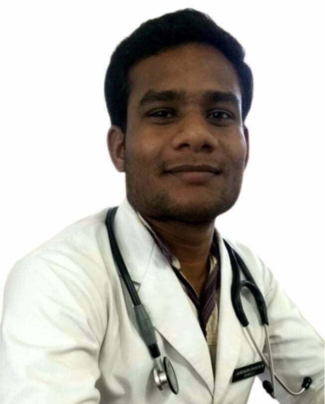बर्तन दुकान में काम करने वाला कभी डॉक्टर नहीं बन सकता समाज की इस सोच को गलत साबित कर दिखाया गांव के युवक जैनेंद्र, डॉक्टर बनकर नक्सल प्रभावित क्षेत्र में दे रहा सेवाएं