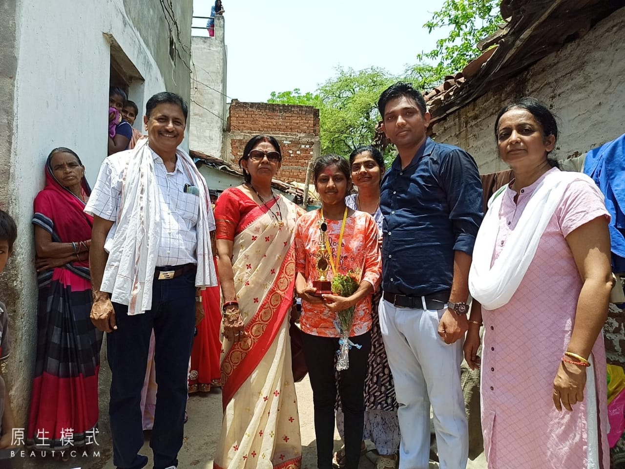 कक्षा 12वीं में दुर्ग जिले से प्रथम व राज्य में आठवां स्थान पाने वाली छात्रा के पिता रिक्शा चालक एवं मां मजदूरी का करती है कार्य, प्राचार्य ने घर जाकर किया सम्मानित