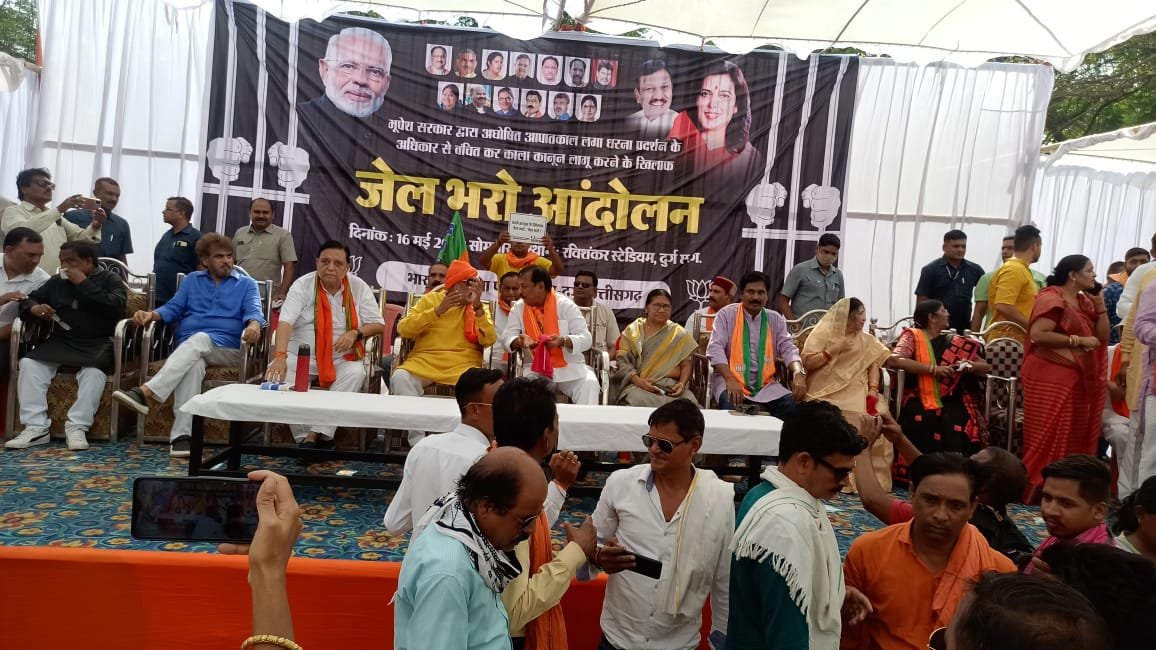 जेल भरो आंदोलन के लिए मानस भवन में हजारों की संख्या में जुटे भाजपा दुर्ग भिलाई के कार्यकर्ता,