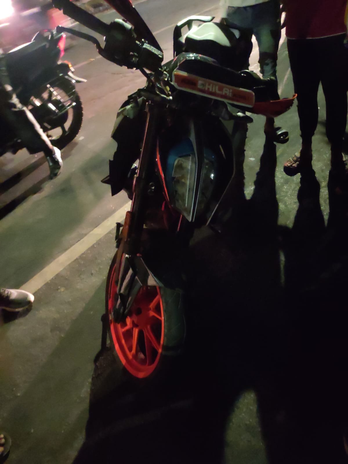 सेंट्रल एवेन्यू रोड पर तेज रफ्तार 22 साल के बाइकर्स की सड़क हादसे में मौत, मृतक हॉस्पिटल सेक्टर भिलाई का रहने वाला ,दो महिला सहित तीन घायल, सेंट्रल एवेन्यू रोड पर तेज रफ्तार 22 साल के बाइकर्स की सड़क हादसे में मौत, मृतक हॉस्पिटल सेक्टर भिलाई का रहने वाला ,दो महिला सहित तीन घायल,