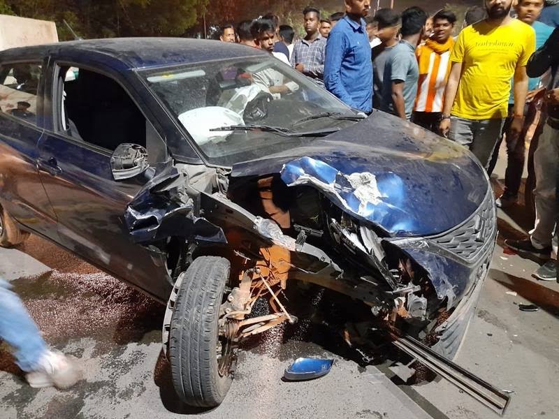 कार के बीच जबरदस्त टक्कर, बच्चे समेत बुजुर्ग गंभीर रूप से हुए घायल