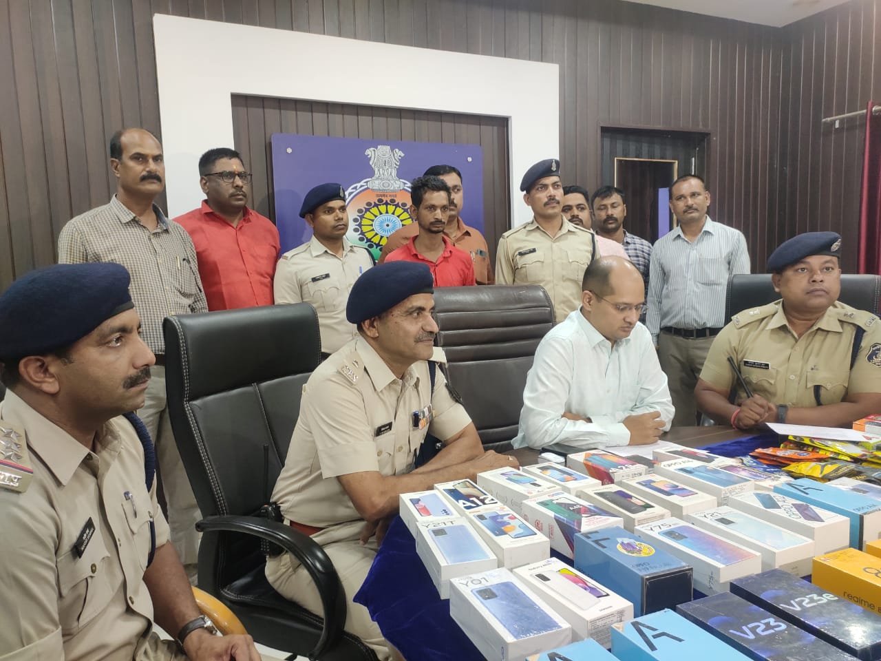 जेल से छूटा और मोबाइल दुकान में किया हाथ साफ, सीसीटीवी कैमरे में हुआ कैद, पुरानी भिलाई पुलिस ने 3 दिन में ही धर दबोचा 41 नग मोबाइल फोन सहित साढ़े 7 लाख का सामान जप्त