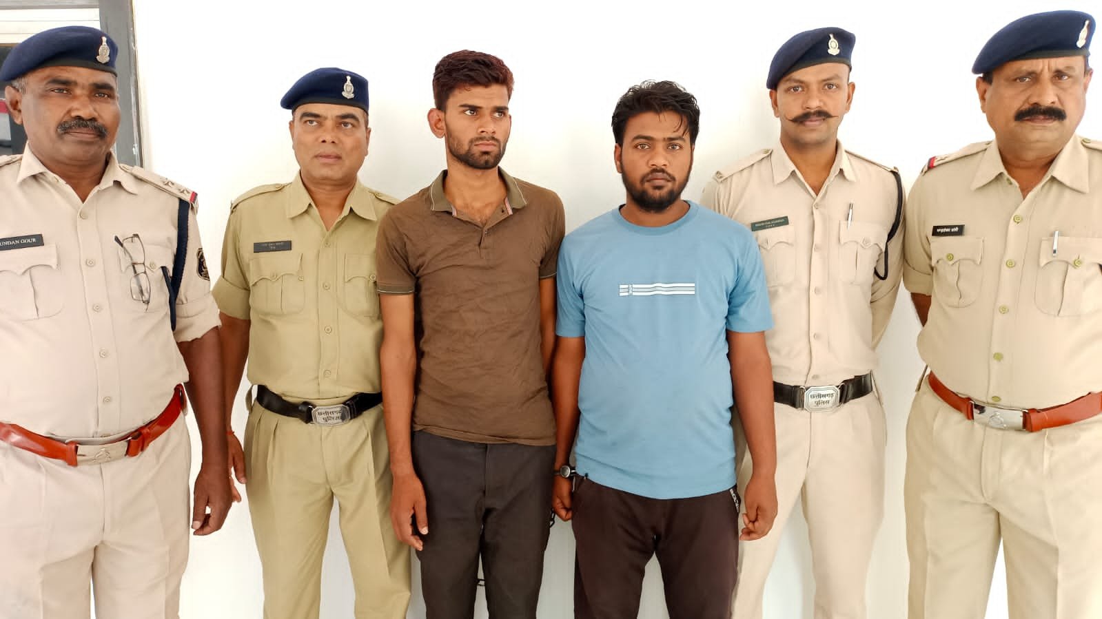 सीआईएसफ आरक्षक भर्ती घोटाला में दो और आगरा से गिरफ्तार, मुख्य सरगना 17 वी वाहिनी का आरक्षक अभी भी फरार सीआईएसफ आरक्षक भर्ती घोटाला में दो और आगरा से गिरफ्तार, मुख्य सरगना 17 वी वाहिनी का आरक्षक अभी भी फरार