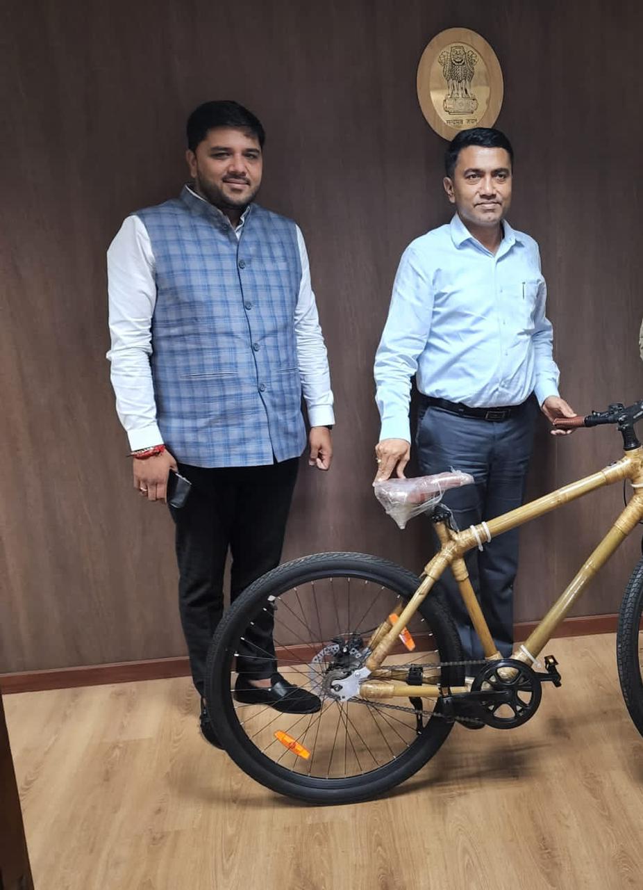 भिलाई कैन डू पर्वत फाउंडेशन के अध्यक्ष ने गोवा के मुख्यमंत्री से की मुलाकात, बस्तर की हस्तकला को प्रमोट करने भेंट की बैंबू से बनी इको फ्रेंडली साइकिल