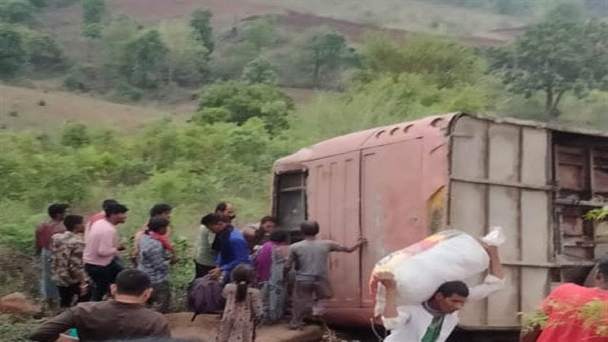 प्रयागराज से बिलासपुर आ रही यात्री बस खाई में गिरी, दो बच्ची की मौत, 20 से ज्यादा यात्री घायल