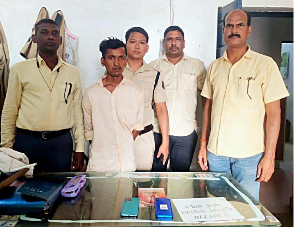 सहकर्मी को दिया था मरम्मत के लिए मोबाइल फोन, मोबाइल में उपलब्ध दस्तावेजों से बनाया ऑनलाइन ट्रांजैक्शन अकाउंट और निकाल लिए 46 हजार