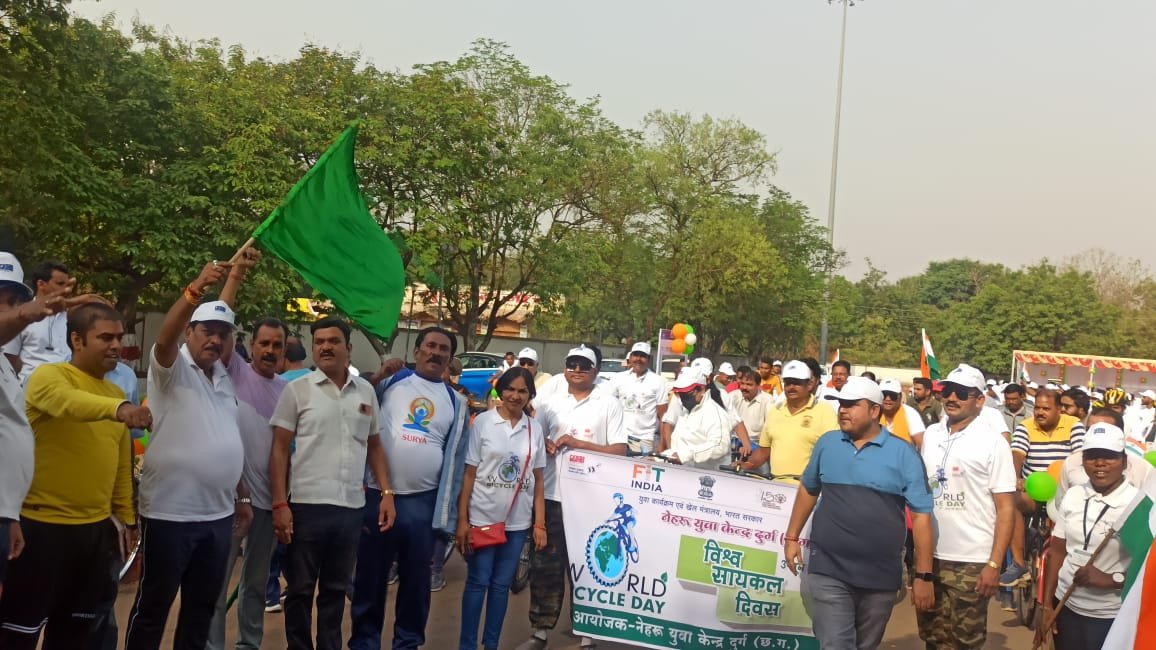 भारत माता की जय घोष के साथ सैकड़ों युवाओ ने विश्व साइकिल दिवस पर निकाली रैली, स्वामी जी के पूजन के बाद 7.5 किमी यात्रा कर विवेकानंद परिसर दुर्ग में हुई समाप्त