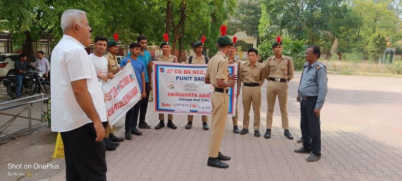 प्लास्टिक के उपयोग से जल मिट्टी और पर्यावरण को हो रहा है नुकसान एनसीसी कैडेट्स ने दी आम जनमानस को जानकारी प्लास्टिक के उपयोग से जल मिट्टी और पर्यावरण को हो रहा है नुकसान एनसीसी कैडेट्स ने दी आम जनमानस को जानकारी