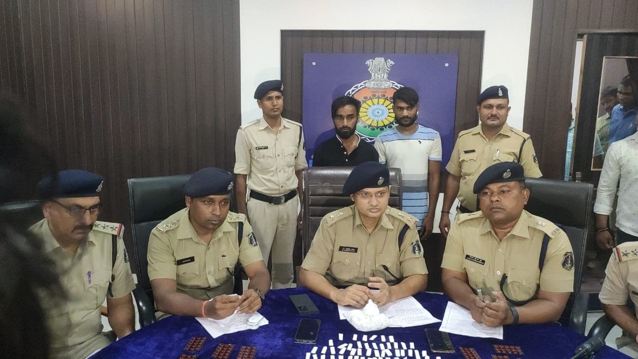 नशे के कारोबारी चार आरोपियों को दुर्ग पुलिस ने किया गिरफ्तार, 5 लाख की 207 पुड़िया ब्राउन शुगर व 223 नग नशीली टेबलेट जप्त, शहर में घूम घूम कर युवाओं को बना रहे थे नशेड़ी