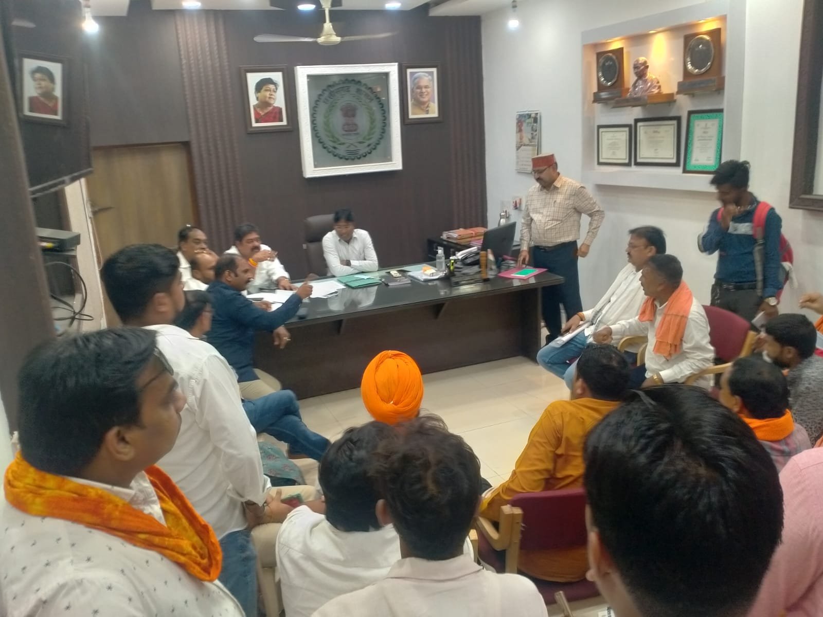 बिना इंश्योरेंस फिटनेस के सड़कों पर दौड़ रहे निगम के वाहन , वाहन से हुई दुर्घटना में युवक की मौत के बाद हुआ खुलासा, पीड़ित परिवार को मुआवजा देने एवं आश्रित को अनुकंपा नियुक्ति देने की रखी मांग