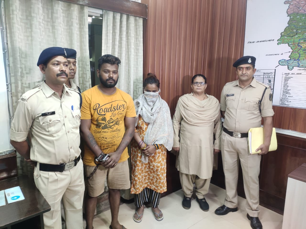 बिग ब्रेकिंग : बीएसपी के सेवानिवृत्त अधिकारी से रिजर्व बैंक ऑफ इंडिया का अधिकारी बनकर  एक करोड़ 22 लाख की ठगी के आरोपी पति-पत्नी गिरफ्तार, दुर्ग पुलिस ने दिल्ली से पकड़, 8 सालों से ठग रहे थे वृद्ध को