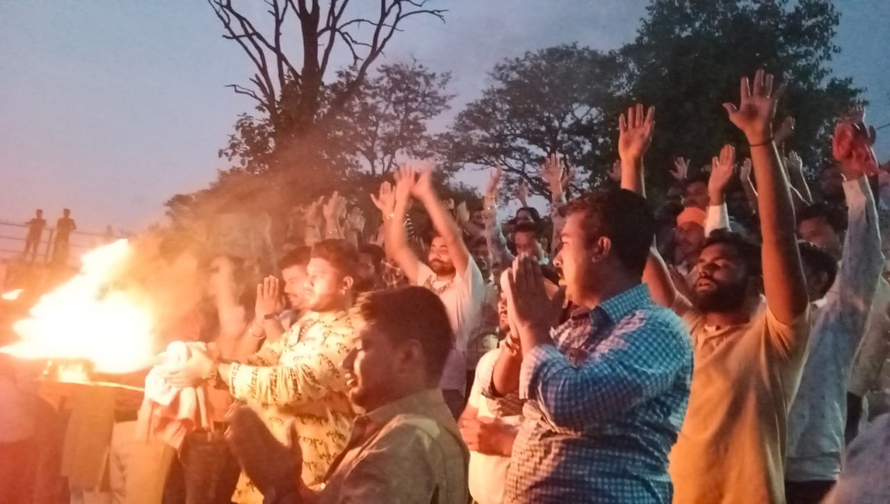 गंगा दशहरा के पावन पर्व पर हिंदू युवा मंच ने शिवनाथ नदी में की महाआरती, दीपदान कर किया प्रसाद का वितरण