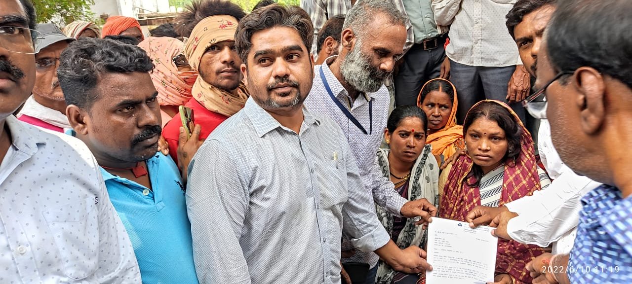हिंदुस्तान ठेका श्रमिक यूनियन के प्रदर्शन के बाद संयंत्र ने मृतक श्रमिक की पत्नी को दिया अनुकंपा नियुक्ति पत्र ठेकेदार ने नकद 50 हजार एवं ढाई लाख का दिया चेक
