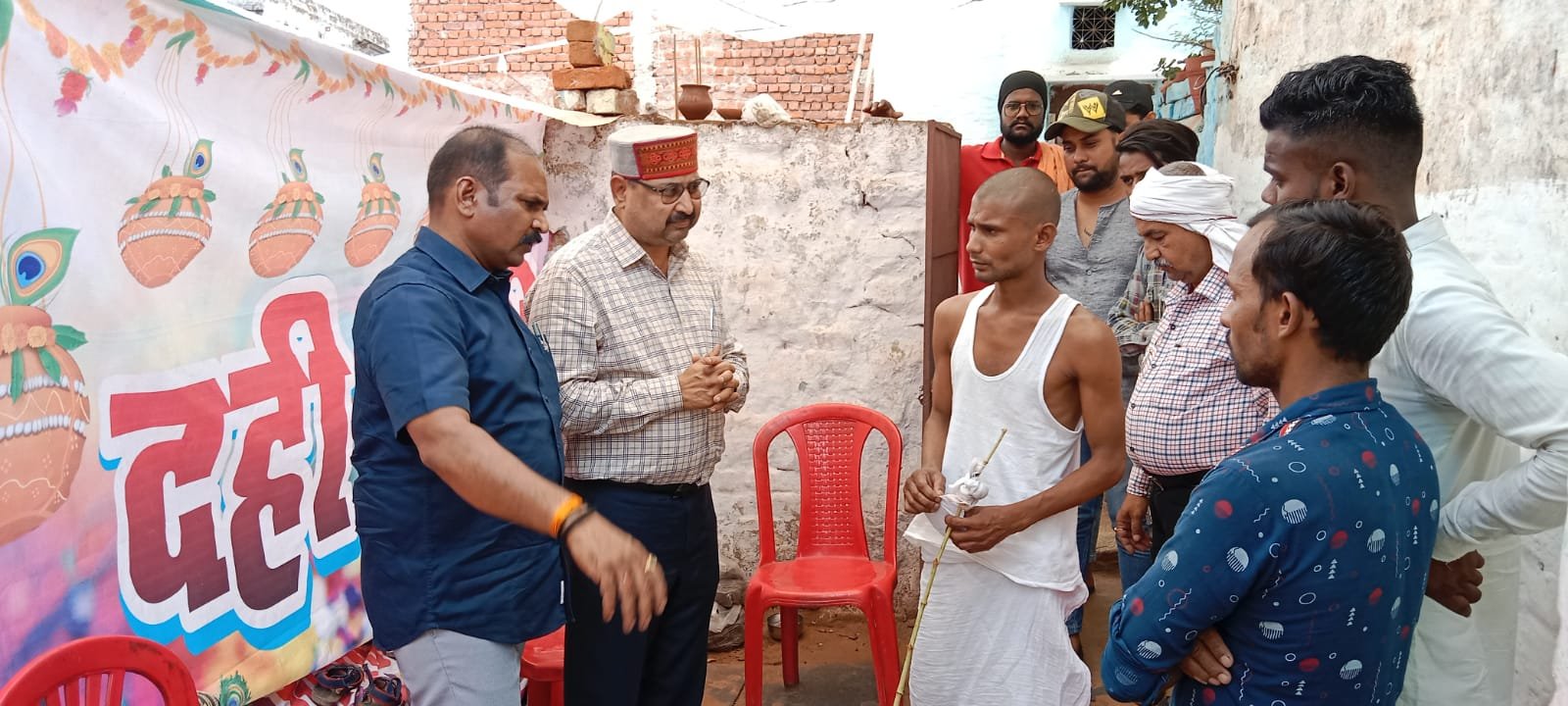 सड़क दुर्घटना में मृतक राजाराम के परिजन को मिली सहायता राशि ,महापौर नीरज पाल के निर्देश पर स्वास्थ्य प्रभारी लक्ष्मीपति राजू ने घर जाकर दी गई नगद राशि