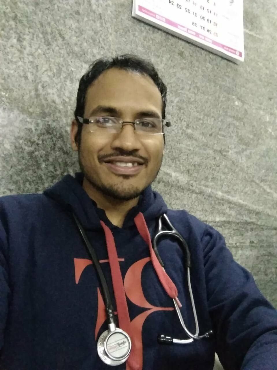 चार बार असफल होने के बाद भी नहीं खोया धैर्य, मां के समझाने पर कड़ी मेहनत से डॉक्टर बना बेटा, पढ़ें संदीप विशाल की सफलता की कहानी