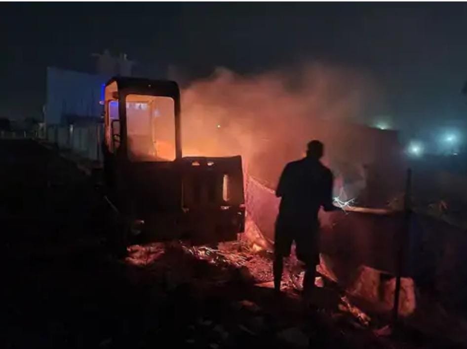 बदमाश बेखौफ-घर के सामने खड़ी मिक्सर मशीन में लगाई आग, जामुल पुलिस कर रही जांच