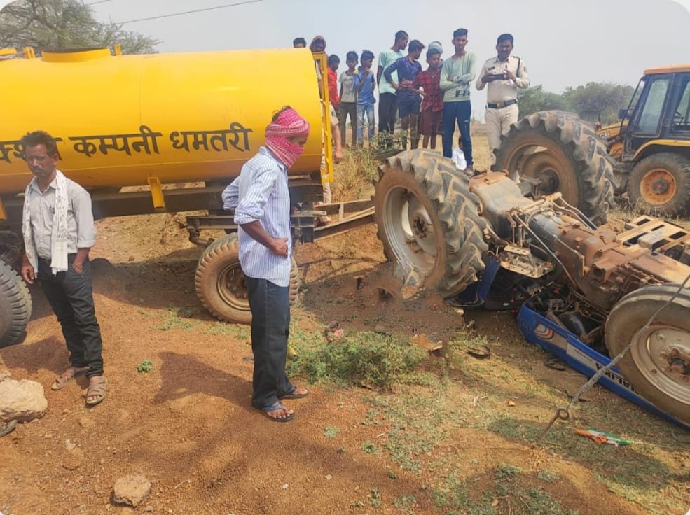 संतुलन बिगड़ने पर ट्रैक्टर पलटा, लिफ्ट लेकर बैठे युवक की दबने से हुई मौत,  मित्तल कंस्ट्रक्शन कंपनी का  ट्रैक्टर