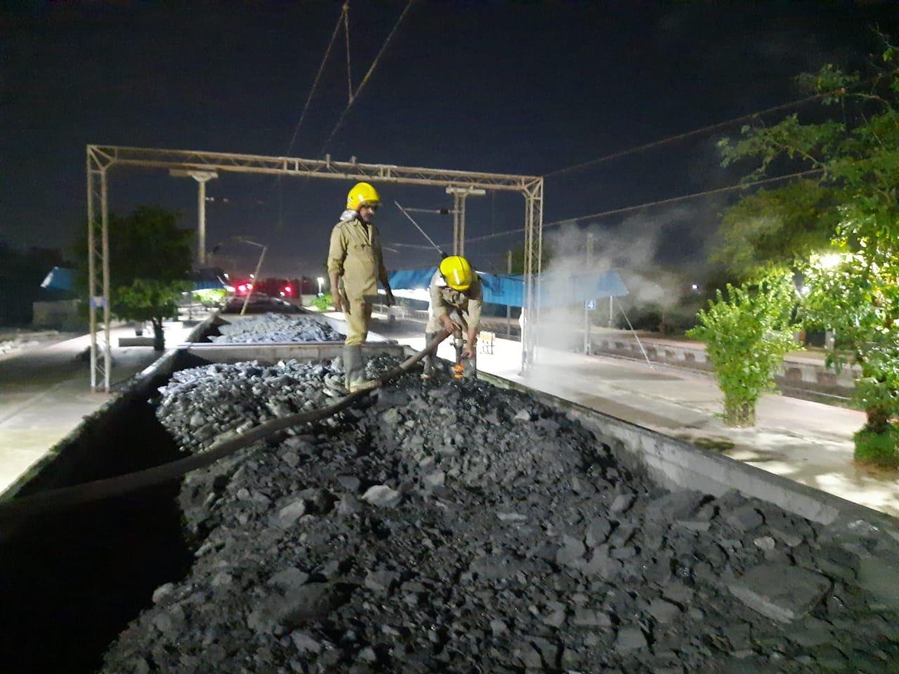 कोयले से लदी मालगाड़ी के एक वैगन मे लगी आग, भिलाई नगर रेलवे स्टेशन में मालगाड़ी को खड़ा कर अग्निशमन एवं आपातकालीन सेवा कर्मियों ने बुझाया