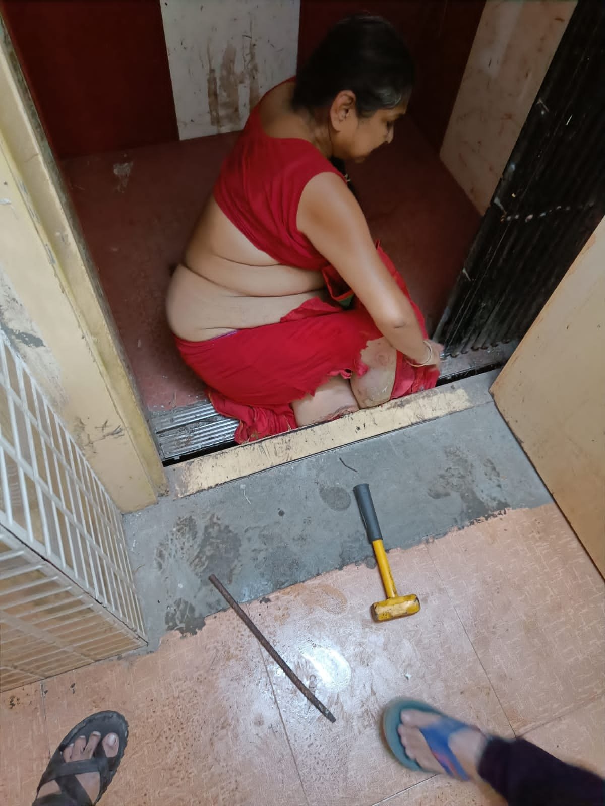 चौहान टाउन की लिफ्ट में बुजुर्ग महिला का फसा पैर, गिरकर हुई घायल, प्रबंधन की लापरवाही से हुआ हादसा
