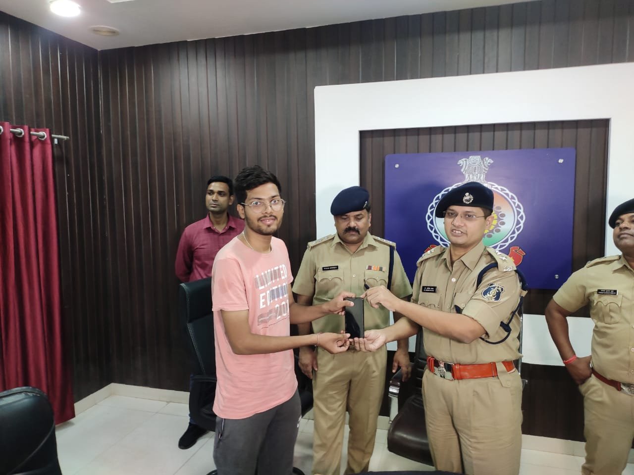 एसीसीयू द्वारा खोजा गया 114 नग गुम मोबाईल, तकरीबन 30 लाख कीमत के मोबाईल हुआ बरामद, संबंधितो को वितरण जारी