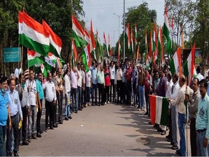 बीएसपी के खिलाफ इंटक ने खोला मोर्चा-बोरिया गेट के सामने किया प्रदर्शन